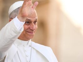 Paus Leo XIV: “Akan sangat sulit menemukan kehadiran Allah dalam AI” VATIKAN, Pena Katolik – Paus Leo XIV dalam wawancara perdananya sejak terpilih sebagai pemimpin Gereja Katolik menegaskan bahwa akan sangat sulit menemukan kehadiran Allah dalam kecerdasan buatan (AI). Ia bahkan mengungkapkan baru-baru ini menolak usulan untuk menciptakan avatar dirinya. Dalam buku terbaru tentangnya, yang diterbitkan pada 18 September, Paus menyoroti kehilangan nilai kemanusiaan dalam dunia digital. Buku berjudul Leo XIV: Citizen of the World, Missionary of the 21st Century, yang versi aslinya ditulis dalam bahasa Spanyol, adalah hasil wawancara pada 10 Juli 2025. Dalam buku ini, Paus XIV memperingatkan adanya “orang-orang yang sangat kaya” berinvestasi besar-besaran dalam AI sambil mengabaikan martabat manusia. “Bahaya yang muncul adalah dunia digital akan berjalan dengan caranya sendiri, dan kita akan menjadi pion atau tersingkir begitu saja,” ujar Paus Leo XIV. Karena itu, menurutnya, Gereja perlu bersuara lantang menghadapi fenomena ini. Paus menegaskan bahwa Gereja tidak menentang kemajuan teknologi. “Dalam dunia kedokteran, banyak hal besar terjadi berkat AI, juga dalam bidang lainnya. Namun kecepatannya yang luar biasa ini mengkhawatirkan. Pada akhirnya, kita bisa saja menciptakan dunia palsu dan lalu bertanya: apa itu kebenaran?” ungkapnya. Paus juga menyinggung maraknya manipulasi digital, khususnya melalui deepfake. Ia bahkan mengalami langsung dampaknya ketika beredar video palsu yang memperlihatkan dirinya jatuh dari tangga. “Orang benar-benar percaya bahwa itu saya, padahal tidak. Tantangan besar dari berita palsu ini adalah kecenderungan orang untuk mempercayainya, seakan ada kebutuhan untuk mengonsumsinya,” jelasnya. Menurut Paus, kecenderungan masyarakat untuk mempercayai teori konspirasi maupun berita palsu menunjukkan adanya krisis dalam cara manusia mencari kebenaran. “Orang ingin percaya pada hal-hal yang salah, dan itu sangat merusak,” tegasnya. Dalam kesempatan yang sama, Paus Leo XIV mengungkapkan ada pihak yang meminta izin membuat versi AI dirinya untuk melayani audiensi virtual. “Saya menolak. Jika ada satu orang yang tidak boleh diwakili oleh avatar, menurut saya, itu adalah paus,” katanya tegas. Melalui refleksi ini, Paus Leo XIV menekankan kembali bahwa teknologi, seberapa pun canggihnya, tidak dapat menggantikan kehadiran Allah dan nilai kemanusiaan yang sejati.