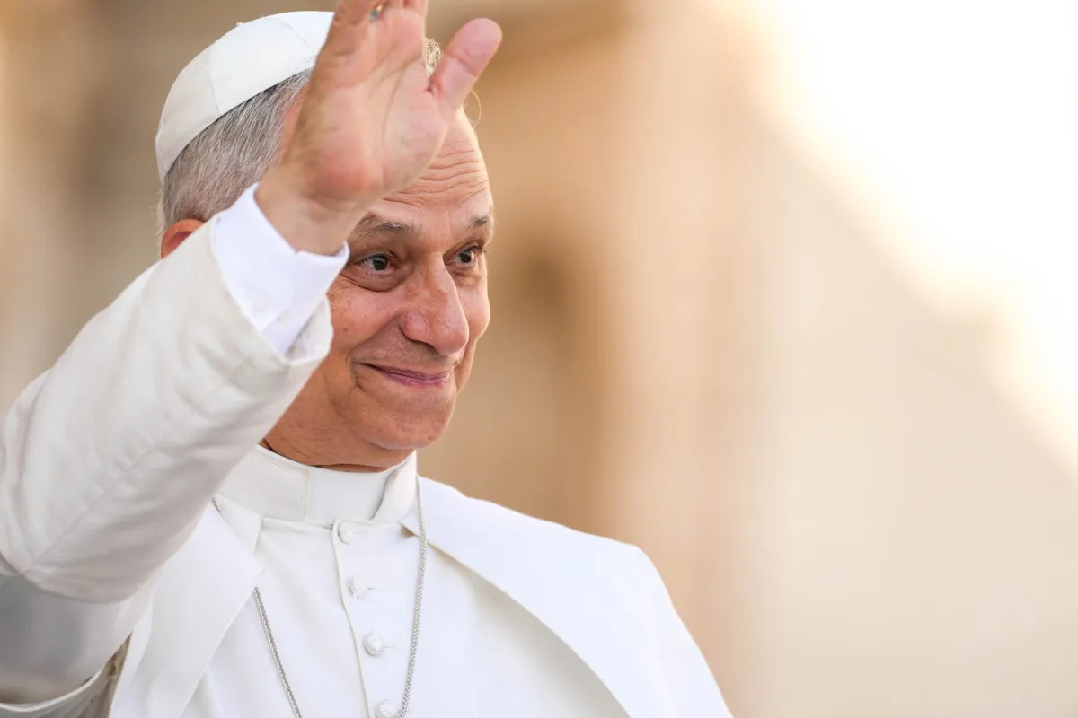 Paus Leo XIV: “Akan sangat sulit menemukan kehadiran Allah dalam AI” VATIKAN, Pena Katolik – Paus Leo XIV dalam wawancara perdananya sejak terpilih sebagai pemimpin Gereja Katolik menegaskan bahwa akan sangat sulit menemukan kehadiran Allah dalam kecerdasan buatan (AI). Ia bahkan mengungkapkan baru-baru ini menolak usulan untuk menciptakan avatar dirinya. Dalam buku terbaru tentangnya, yang diterbitkan pada 18 September, Paus menyoroti kehilangan nilai kemanusiaan dalam dunia digital. Buku berjudul Leo XIV: Citizen of the World, Missionary of the 21st Century, yang versi aslinya ditulis dalam bahasa Spanyol, adalah hasil wawancara pada 10 Juli 2025. Dalam buku ini, Paus XIV memperingatkan adanya “orang-orang yang sangat kaya” berinvestasi besar-besaran dalam AI sambil mengabaikan martabat manusia. “Bahaya yang muncul adalah dunia digital akan berjalan dengan caranya sendiri, dan kita akan menjadi pion atau tersingkir begitu saja,” ujar Paus Leo XIV. Karena itu, menurutnya, Gereja perlu bersuara lantang menghadapi fenomena ini. Paus menegaskan bahwa Gereja tidak menentang kemajuan teknologi. “Dalam dunia kedokteran, banyak hal besar terjadi berkat AI, juga dalam bidang lainnya. Namun kecepatannya yang luar biasa ini mengkhawatirkan. Pada akhirnya, kita bisa saja menciptakan dunia palsu dan lalu bertanya: apa itu kebenaran?” ungkapnya. Paus juga menyinggung maraknya manipulasi digital, khususnya melalui deepfake. Ia bahkan mengalami langsung dampaknya ketika beredar video palsu yang memperlihatkan dirinya jatuh dari tangga. “Orang benar-benar percaya bahwa itu saya, padahal tidak. Tantangan besar dari berita palsu ini adalah kecenderungan orang untuk mempercayainya, seakan ada kebutuhan untuk mengonsumsinya,” jelasnya. Menurut Paus, kecenderungan masyarakat untuk mempercayai teori konspirasi maupun berita palsu menunjukkan adanya krisis dalam cara manusia mencari kebenaran. “Orang ingin percaya pada hal-hal yang salah, dan itu sangat merusak,” tegasnya. Dalam kesempatan yang sama, Paus Leo XIV mengungkapkan ada pihak yang meminta izin membuat versi AI dirinya untuk melayani audiensi virtual. “Saya menolak. Jika ada satu orang yang tidak boleh diwakili oleh avatar, menurut saya, itu adalah paus,” katanya tegas. Melalui refleksi ini, Paus Leo XIV menekankan kembali bahwa teknologi, seberapa pun canggihnya, tidak dapat menggantikan kehadiran Allah dan nilai kemanusiaan yang sejati.