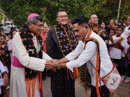 Uskup Agung Ende Mgr. Paulus Budi Kleden SVD saat tiba di Gereja St. Yakobus Kotakeo. IST