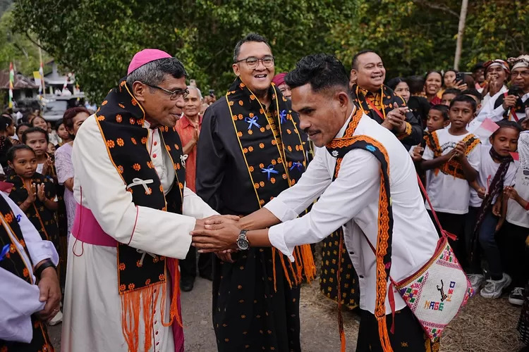 Uskup Agung Ende Mgr. Paulus Budi Kleden SVD saat tiba di Gereja St. Yakobus Kotakeo. IST