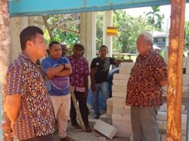 Mgr. Hilarius Datus Lega saat meninjau pembangunan Gereja. IST