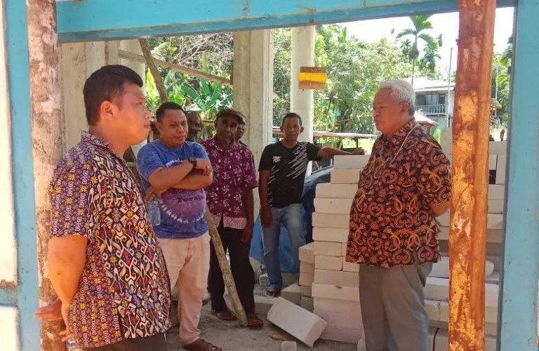 Mgr. Hilarius Datus Lega saat meninjau pembangunan Gereja. IST