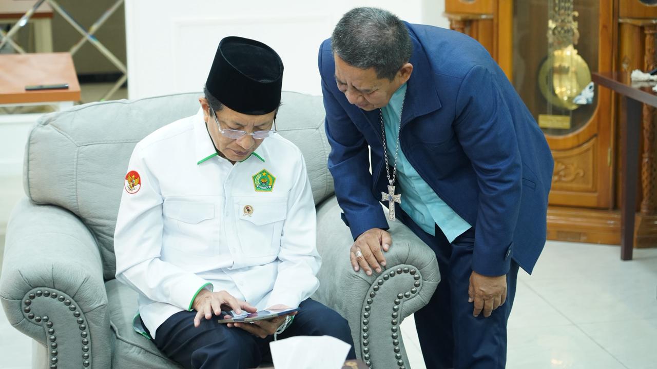 Menteri Agama, K.H. Nasruddin Umar dan Uskup Agung Makassar, Mgr. Fransiskus Nipa. Kemenag