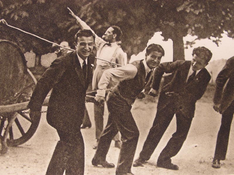 St. Pier Giorgio Frassati OP bersama teman-temannya
