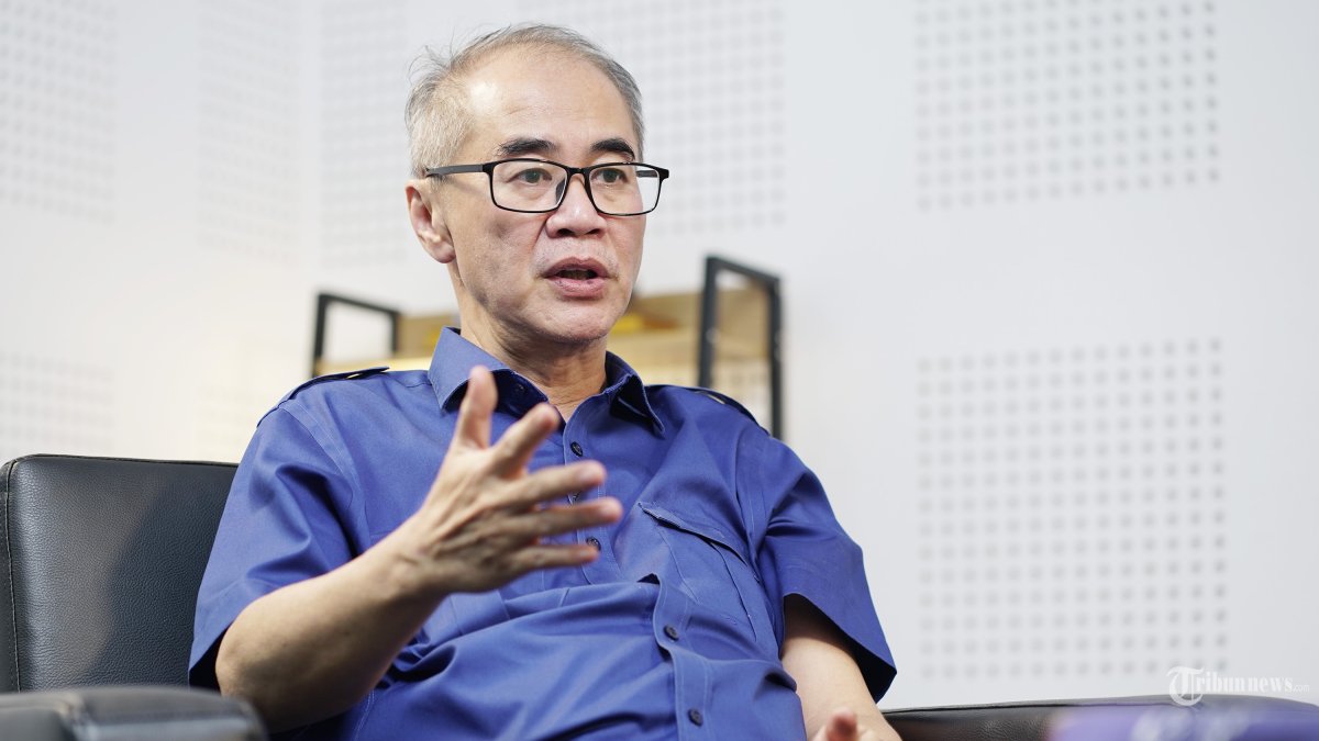 Romo Johannes Robini Marianto OP saat menyampaikan sharing karyanya.