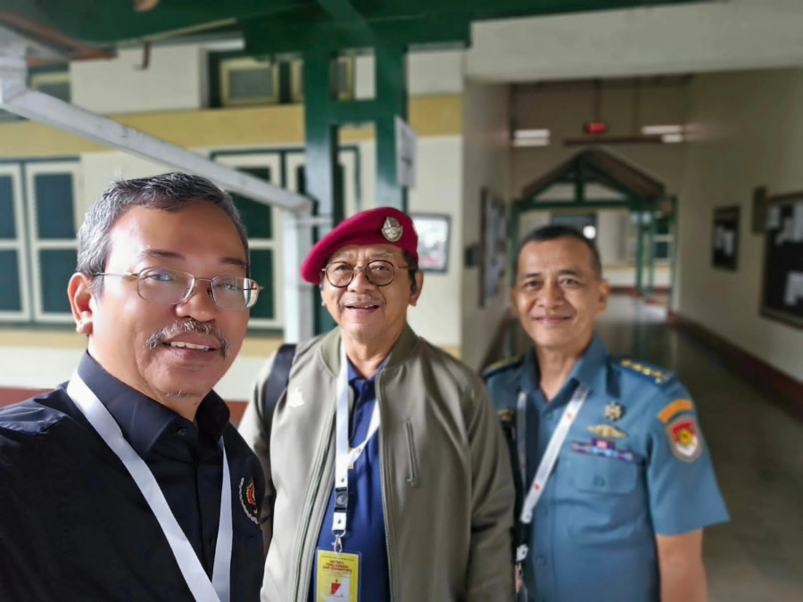 Kolonel Ignatius Pundjung Triyogatama (paling kana), Romo Rochadi Widagdo (tengah) saat berada di Seminari Menengah St. Petrus Canisius Mertoyudan