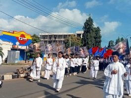 Semua Kontingen berjalan bersama Misdinar ke Gereja Katedral. Foto. Agapitus Batbual