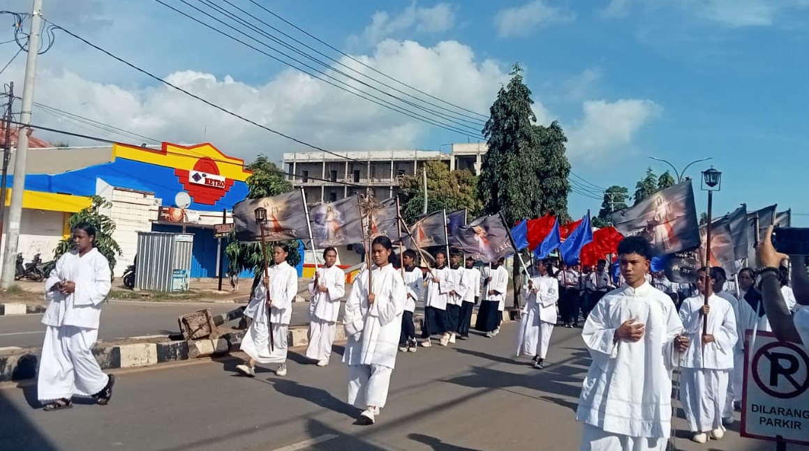 Semua Kontingen berjalan bersama Misdinar ke Gereja Katedral. Foto. Agapitus Batbual