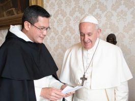 Master Ordo Pewarta, Pastor Gerard Francisco Timoner III OP saat berjumpa dengan Paus Fransiskus. OP