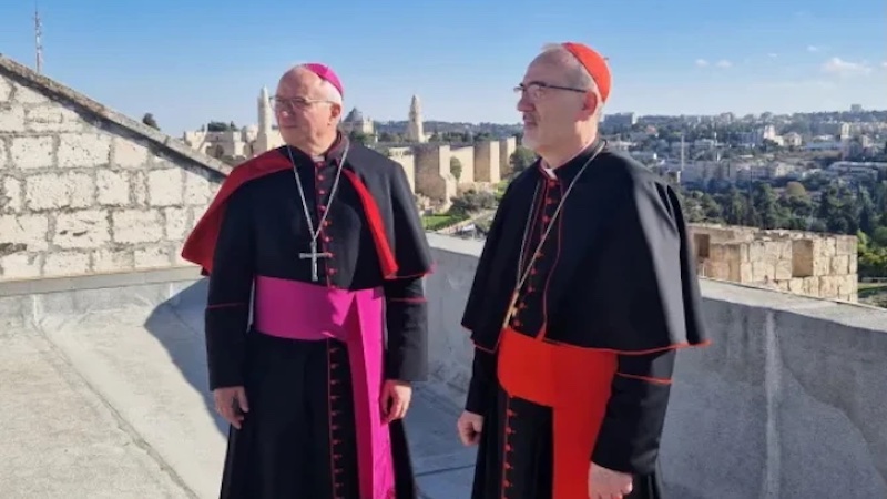 Kardinal Pierbattista Pizzaballa, Patriark Latin Yerusalem dan Sekretaris Jenderal CEI, Mgr. Giuseppe Baturi. Eurasia Review