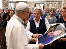 Paus Leo bersama Sr. Norma Pimentel yang bekerja untuk membela hak-hak migran di perbatasan AS-Meksiko-Vatican Media