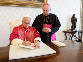 Paus Leo XIV menandatangani Seruan Apostolik Dilexit Te. Vatican Media