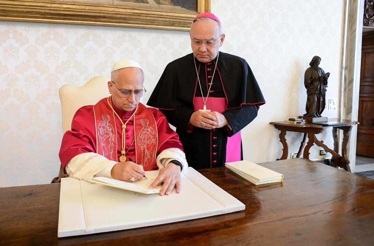 Paus Leo XIV menandatangani Seruan Apostolik Dilexit Te. Vatican Media