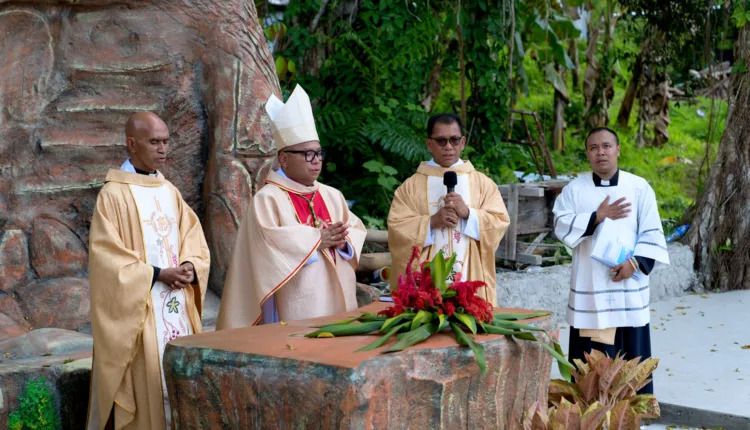 Uskup Labuan Bajo, Mgr. Maksimus Regus saat memimpin Misa Syukur satu abad Gereja Paroki Sta Maria Penghibur Orang Berdukacita Rekas. IST