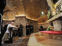 Paus Fransiskus saat berdoa di makam St. Fransiskus Asisi. Vatican Media