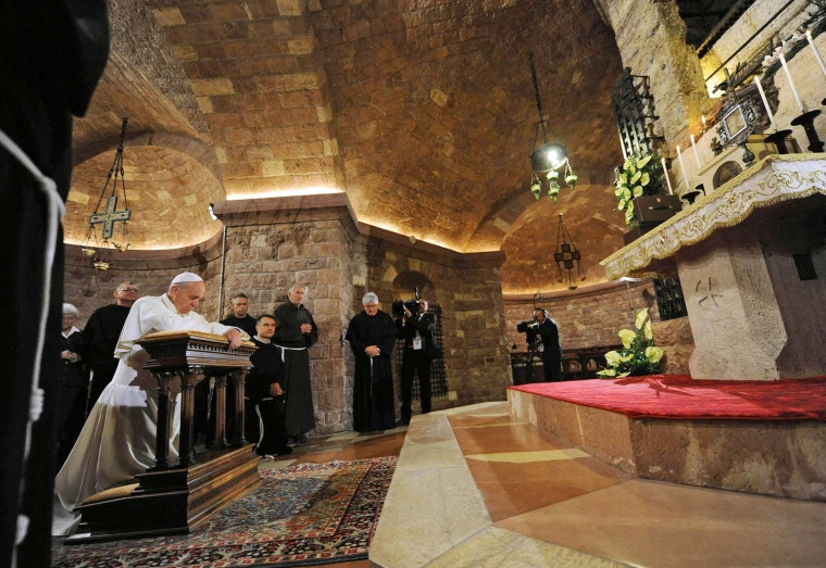 Paus Fransiskus saat berdoa di makam St. Fransiskus Asisi. Vatican Media