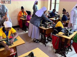 para Suster Putri Cinta Kasih Canossa (Suster Canossian) menjalankan misi kemanusiaan melatih menjait untuk kaum perempuan di Tanzania. Vatican Media