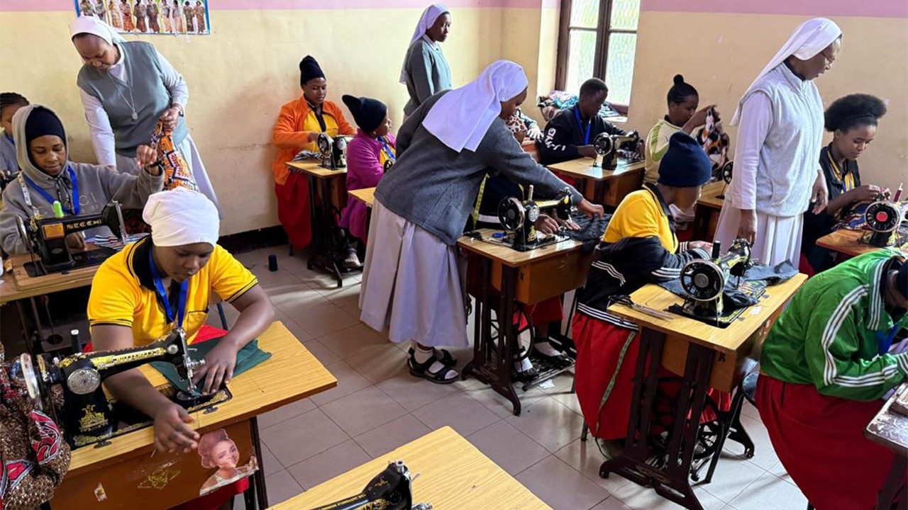 para Suster Putri Cinta Kasih Canossa (Suster Canossian) menjalankan misi kemanusiaan melatih menjait untuk kaum perempuan di Tanzania. Vatican Media