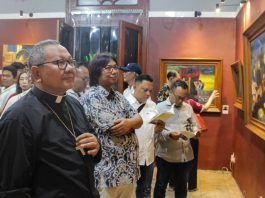 Uskup Surabaya, Mgr. AGustinus Tri BUdi Utomo saat membuka pameran “Sabda Telah Menjadi Rupa” di Galeri Merah Putih, Balai Pemuda Surabaya, yang berlangsung mulai 4 hingga 9 Oktober 2025. IST