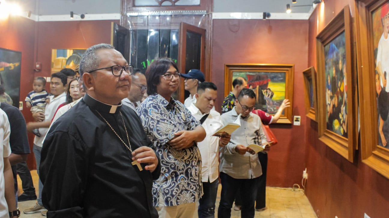 Uskup Surabaya, Mgr. AGustinus Tri BUdi Utomo saat membuka pameran “Sabda Telah Menjadi Rupa” di Galeri Merah Putih, Balai Pemuda Surabaya, yang berlangsung mulai 4 hingga 9 Oktober 2025. IST