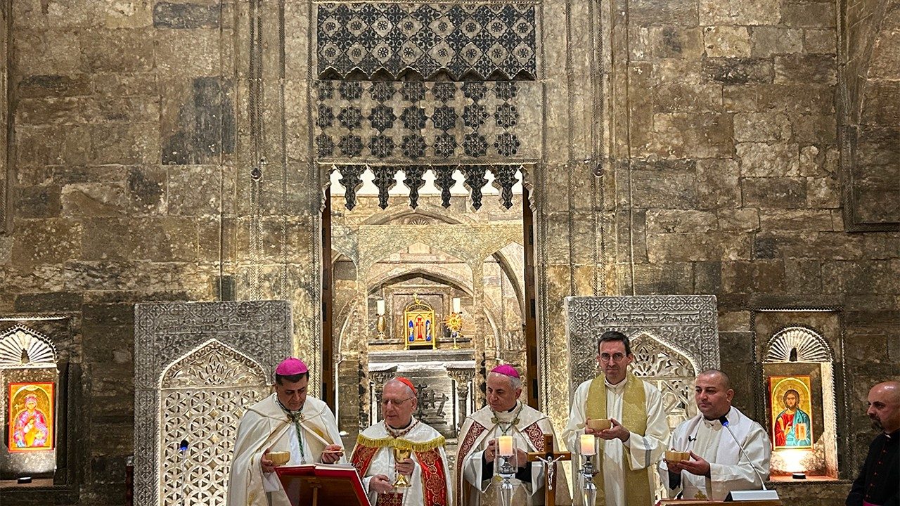 Patriark Gereja Katolik Kaldea memimpin Misa Rekonsekrasi di Gereja Al-Tahira yang bersejarah di Kota Tua Mosul, Irak Kamis 16 Oktober 2025. Vatican News