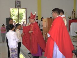 Uskup Manado memimpin Misa Penerimaan Sakramen Krisma. Dok. IST