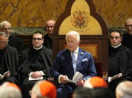Raja Charles III dari Inggris duduk di Takhta Khusus yang dibuat untuknya di Basilika St. Paulus di Luar Tembok,