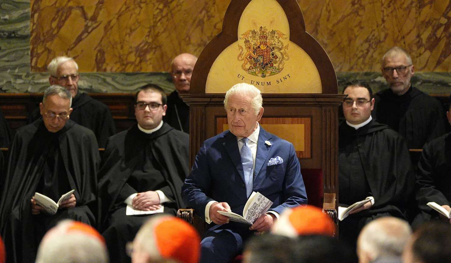Raja Charles III dari Inggris duduk di Takhta Khusus yang dibuat untuknya di Basilika St. Paulus di Luar Tembok,