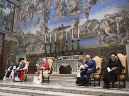 Paus Leo XIV dan Raja Charles III dari Inggris berdoa bersama di Kapel Sistina. CNA