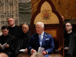 Raja Charles III dari Inggris duduk di Takhta Khusus yang dibuat untuknya di Basilika St. Paulus di Luar Tembok, Vatican News