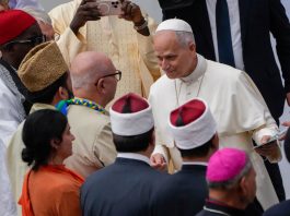 Paus Leo XIV bertemu dengan para tokoh agama dari seluruh dunia pada peringatan 60 tahun Nostra Aetate di Vatikan. CNA