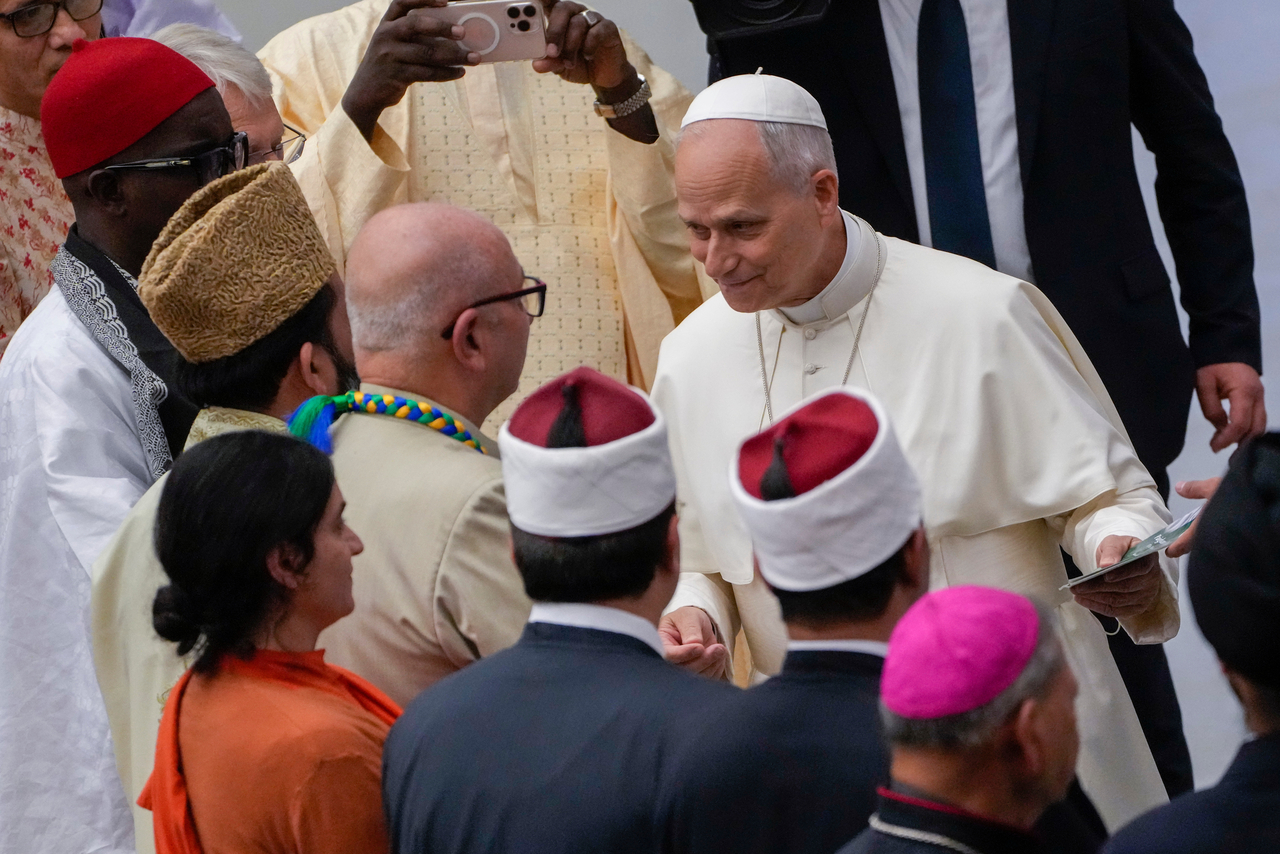Paus Leo XIV bertemu dengan para tokoh agama dari seluruh dunia pada peringatan 60 tahun Nostra Aetate di Vatikan. CNA Paus Leo XIV bertemu dengan para tokoh agama dari seluruh dunia pada peringatan 60 tahun Nostra Aetate di Vatikan. CNA
