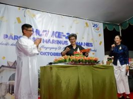 Ketua Panitia HUT ke-29 Paroki St. Marinus Yohanes, Florensia Jap OP saat seremonial potong tumpeng. Dok. PDAI Chapter St. Rosa da Lima