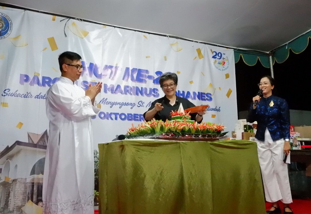 Ketua Panitia HUT ke-29 Paroki St. Marinus Yohanes, Florensia Jap OP saat seremonial potong tumpeng. Dok. PDAI Chapter St. Rosa da Lima Ketua Panitia HUT ke-29 Paroki St. Marinus Yohanes, Florensia Jap OP saat seremonial potong tumpeng. Dok. PDAI Chapter St. Rosa da Lima