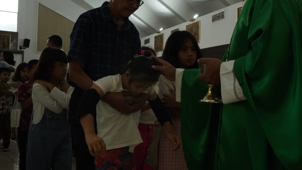 Penerimaan Hosti Kudus dan Pemberkatan anak-anak dalam Misa Umat Berkebutuhan Khusus di Paroki St. Aloysius Gonzaga Cijantung. Dok. Seksi Komsos Cijantung