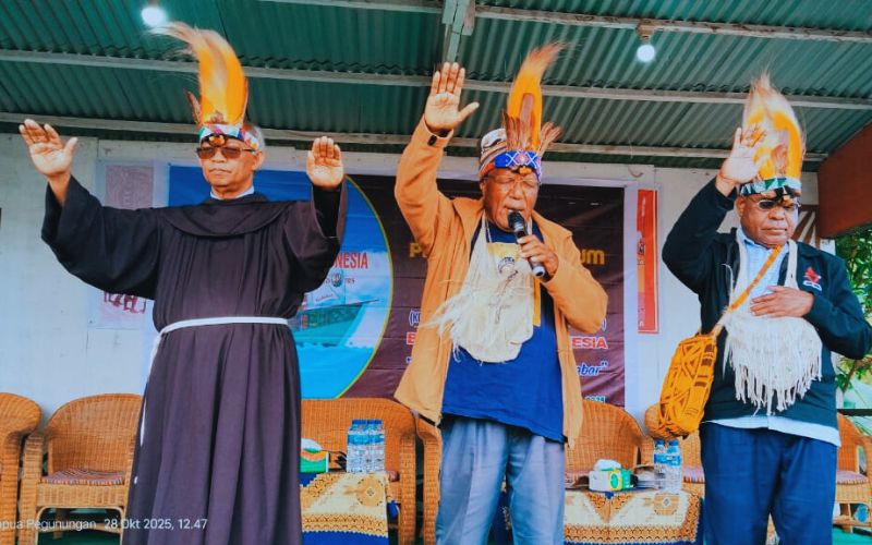 Uskup Keuskupan Jayapura Mgr. Yanuarius Teofilus Matopai You, Pr, Uskup Keuskupan Timika Mgr. Bernardus Bofitwos Boru, OSA, dan Uskup Keuskupan Bogor Mgr. Paskalis Bruno Syukur, OFM