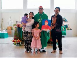 Uskup Labuan Bajo, Mgr. Maksimus Regus menerima lukisan wajahnya saat kunjungan pastoral ke Paroki Nanung, Manggarai Barat