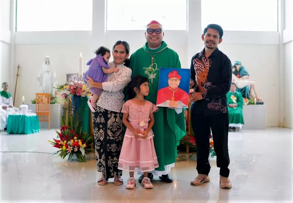 Uskup Labuan Bajo, Mgr. Maksimus Regus menerima lukisan wajahnya saat kunjungan pastoral ke Paroki Nanung, Manggarai Barat