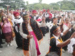 Uskup Agung Ende, Mgr. Paulus Budi Kleden SVD menari bersama umat seusai Misa di Paroki Bunda Teresa Cikarang. Dok. Pribadi
