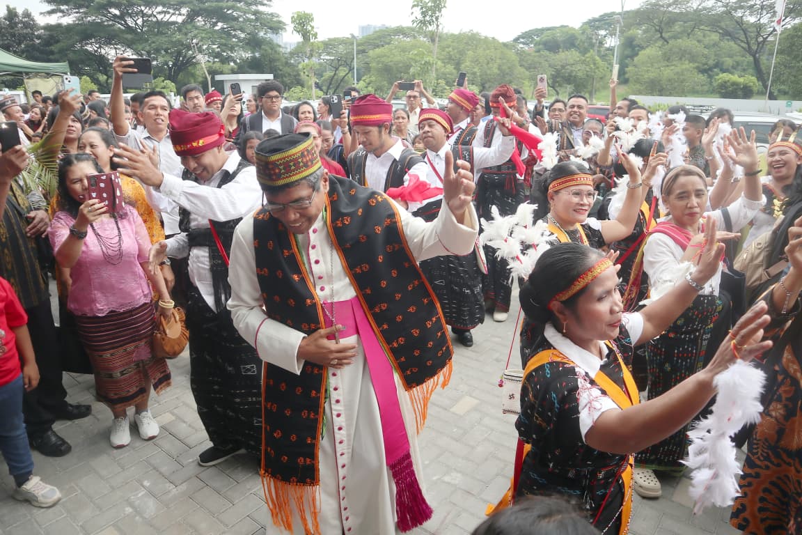 Uskup Agung Ende, Mgr. Paulus Budi Kleden SVD menari bersama umat seusai Misa di Paroki Bunda Teresa Cikarang. Dok. Pribadi