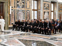 Paus Leo XIV berjumpa dengan peserta Konferensi Anak di Era AI-The Dignity of Children and Adolescents in the Age of Artificial Intelligence di Vatikan. Vayican News