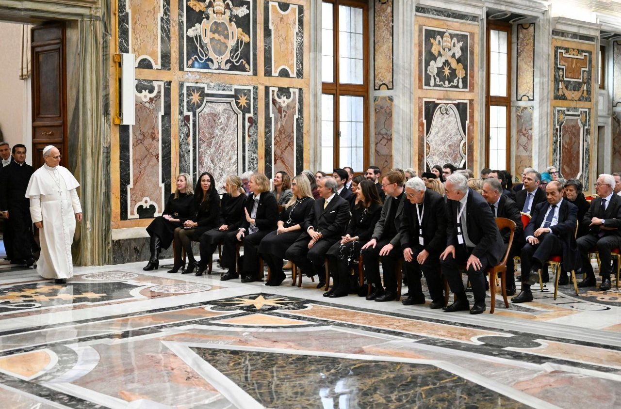 Paus Leo XIV berjumpa dengan peserta Konferensi Anak di Era AI-The Dignity of Children and Adolescents in the Age of Artificial Intelligence di Vatikan. Vayican News