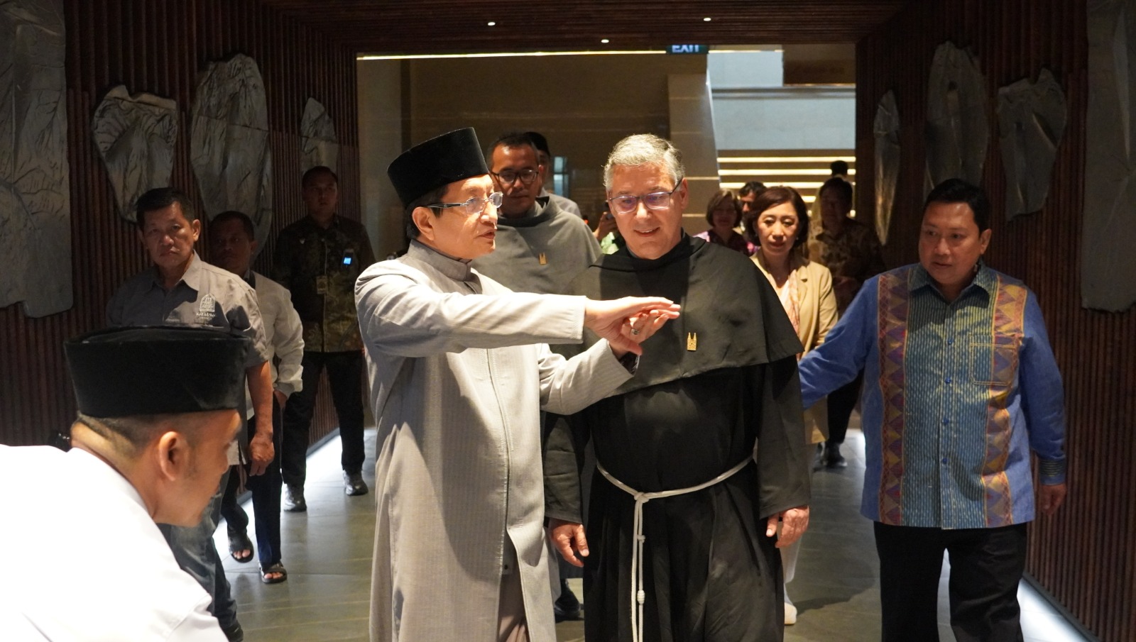 Pastor Enzo Fortunato dari Pontifical Commission World Children’s Day Vatikan dan Menteri Agama KH Nasarudin Umar. IST