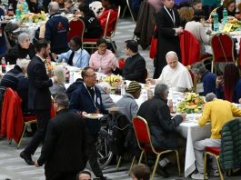 Paus Leo XIV makan siang bersama para tuna wisma di Roma. CBCP