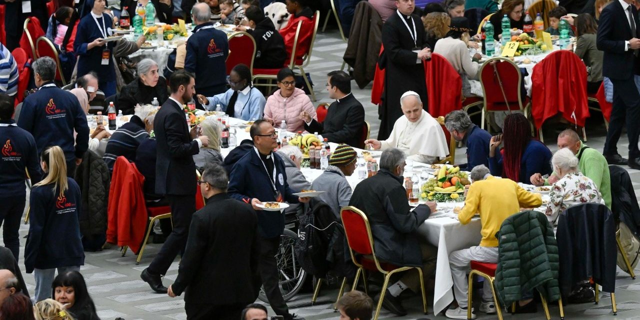Paus Leo XIV makan siang bersama para tuna wisma di Roma. CBCP