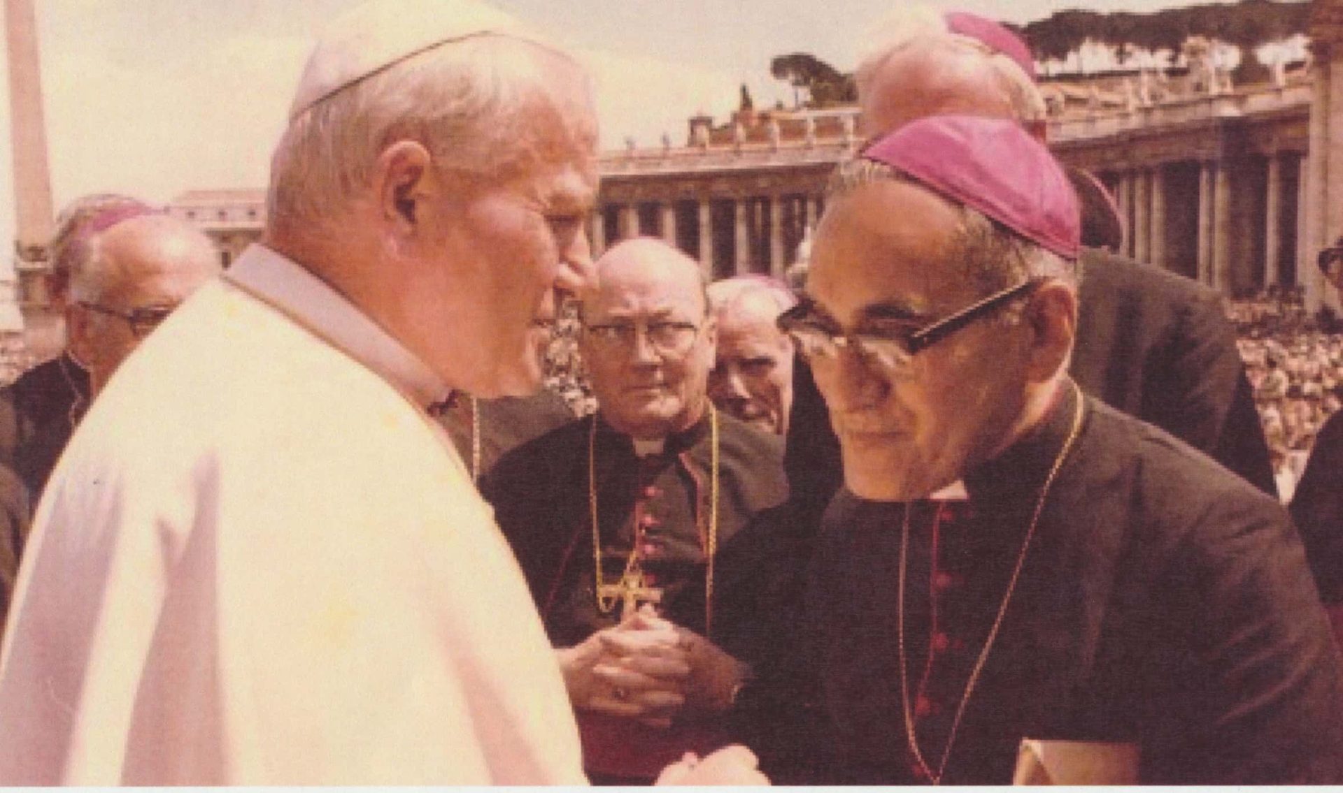 Mgr. Oscar Romero saat berjumpa dengan Paus Yohanes Paulus II. COAR Peace Mission