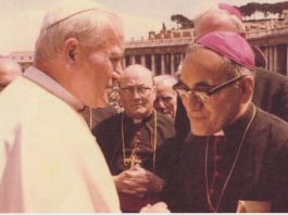 Mgr. Oscar Romero saat berjumpa dengan Paus Yohanes Paulus II. COAR Peace Mission