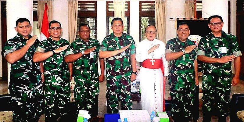 Kepala Dinas Pembinaan Mental Angkatan Udara (Kadisbintalau), Marsma TNI Drs. Jaetul Muchlis, M.Ag., dengan Ignatius Kardinal Suharyo selaku Uskup Militer (OCI/Ordinariatus Castrensis Indonesia). (Dok Pen-OCI)