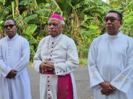 Deken Larantuka, RD. Adeodatus Hendrikus Leni, Mgr. Fransiskus Kopong Kung dan Mgr. Yohanes Hans Monteiro. IST