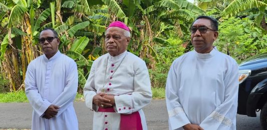Deken Larantuka, RD. Adeodatus Hendrikus Leni, Mgr. Fransiskus Kopong Kung dan Mgr. Yohanes Hans Monteiro. IST
